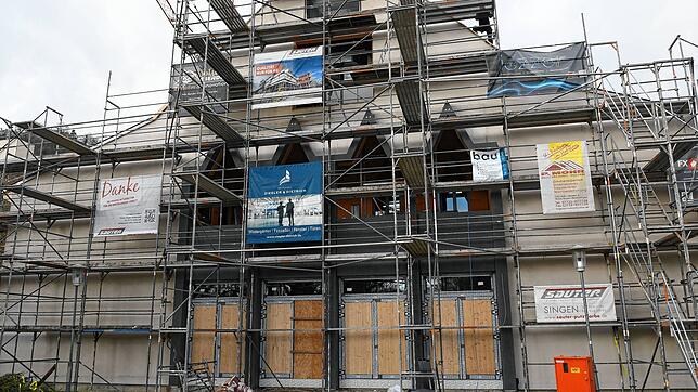 An der Stirnseite sind schon die Eingangstüren und Fenster zu sehen: Die Baustelle der neuen Scheffelhalle an der Schaffhauser Straße.