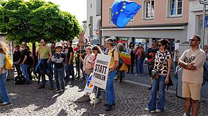 Rund 120 Personen waren zur Kundgebung „Stockach und die Region stehen zusammen: Für Demokratie und Vielfalt“ in die Stockacher ...