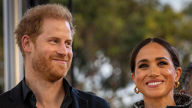 Nicht nur glamouröse Auftritte: Prinz Harry (l), und seine Frau Meghan, Herzogin von Sussex, wollen ihren Kindern den „Wert von ...