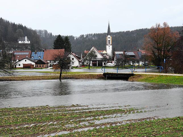 Auch die Aitrach hat Hochwasser. Sei es im gesamten Ried, oder vor Aulfingen und Kirchen-Hausen, wie das Bild zeigt.