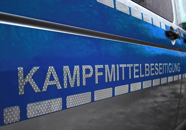 &bdquo;Kampfmittelbeseitigung&ldquo; steht auf einem Fahrzeug (Symbolbild).