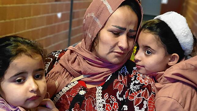 Eman Alsalem Alhummada und zwei ihrer Töchter in der Notunterkunft in Überlingen.