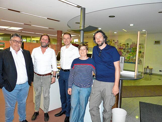 Vorsitzender Wolfgang Müller von der Sparkasse, Sebastian Sailer von den Kosa-Architekten, Vorstandsmitglied Hubertus Endres, Carolin ...