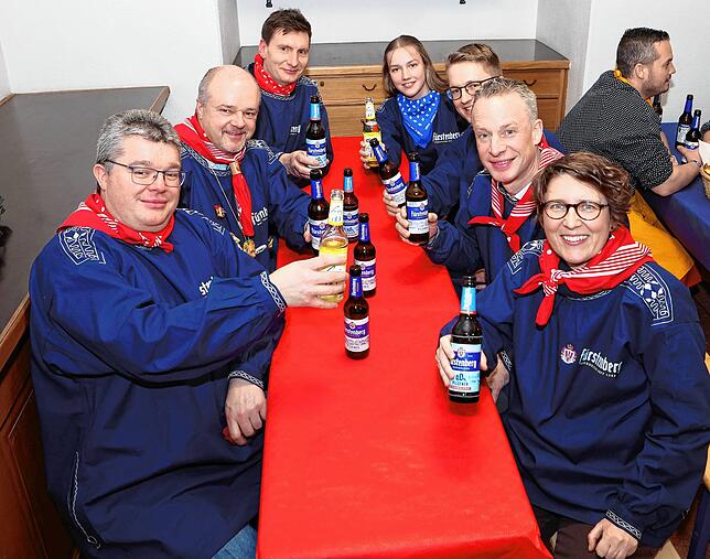 Bild 8: Großer Bahnhof bei der Fastnachtsbierverkostung im Schalander der Fürstenberg Brauerei
