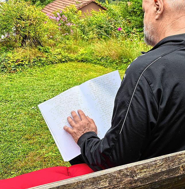 MartinMischler selbst muss seinen Roman in der Blindenschrift-Version lesen.