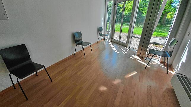 Das Amtsgericht Singen hat den Wartebereich der Corona-Krise angepasst: Die Stühle sind weit voneinander entfernt, um eine Infektion zu ...
