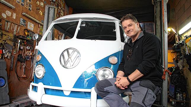 Fast wie neu: Diesen VW Bus T1 restauriert Helmut Peters gerade. Die Lackierung ist neu. In seiner Käfer-Garage in Hilzingen hat er sich ...