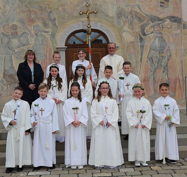 Zehn Kommunionkinder wurden in Herdwangen von Pfarrer Stefan Schmid (rechts hinten) und Gemeindereferentin Elisabeth König (links ...