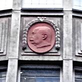 Das Relief-Porträt von Ferdinand Graf von Zeppelin (1838-1917) an der Fassade des nach ihm benannten Hauses.