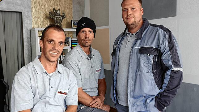 Die drei selbstlosen Helfer der Radolfzeller Gerüstbaufirma Immendorf (von links): Leotrim Kabashi, Ronny Tyla und Marcel Immendorf.