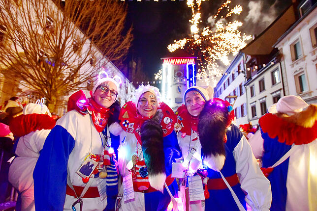 Sonntagabend: Die Glonki-Gilde sucht am Bickentor die Fasnet.