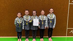 Die Mädchen aus Erzingen sind stolz auf ihre Leistungen bei „Jugend trainiert für Olympia“. Fotos: Marie-Christin Spitznagel