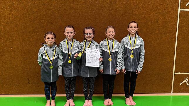 Die Mädchen aus Erzingen sind stolz auf ihre Leistungen bei „Jugend trainiert für Olympia“. Fotos: Marie-Christin Spitznagel