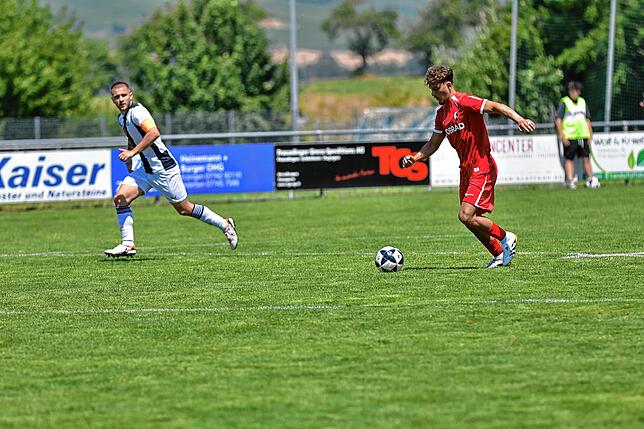 Bild 13: SC Freiburg II gewinnt Test beim FC Erzingen gegen den FC Zürich II mit 6:3 – wir haben Fotos!
