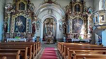 Üppiger, farbenprächtiger Barock in der Kirche in Bühl ist einer genauen Betrachtung wert. Fotos: Eva Baumgartner