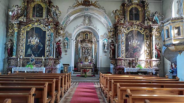 Üppiger, farbenprächtiger Barock in der Kirche in Bühl ist einer genauen Betrachtung wert. Fotos: Eva Baumgartner