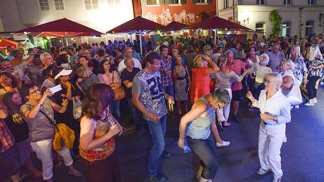Dichtes Treiben mit Tanzvergnügen: Überall dort, wo Live-Bands in den Abendstunden aufspielten, gab es kaum noch ein Durchkommen. ...