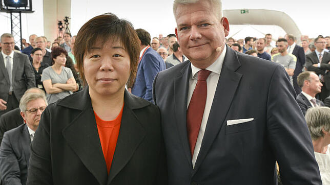 Die neue Eigentümerin von BCS bei ihrem Antrittsbesuch in Radolfzell. Laichun Grace Wang mit Geschäftsführer Ralf Jeskulke bei der Feier ...