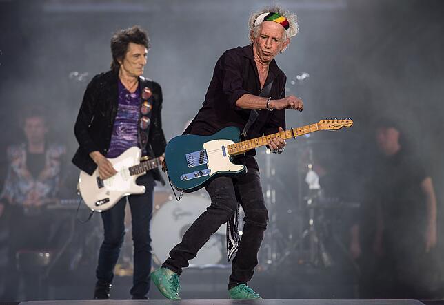 Ron Wood (links) und Keith Richards beim Auftritt der Rock-Band Rolling Stones in der Mercedes Benz-Arena in Stuttgart.