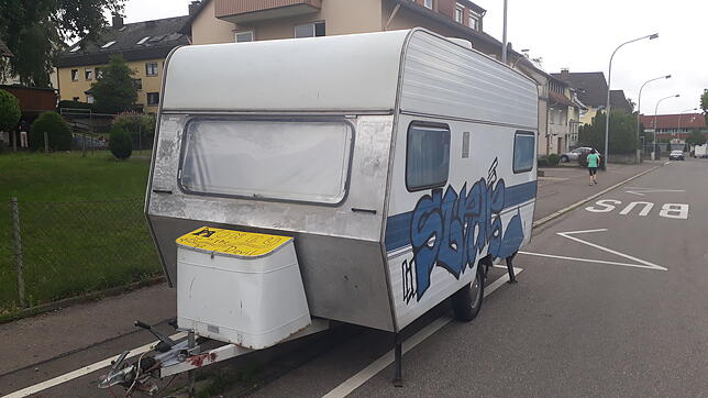 Ein abgekoppelter Wohnwagen: maximal zwei Wochen auf demselben Parkplatz .