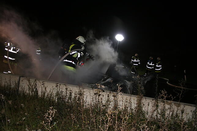 Der Wagen geriet dabei in Brand.