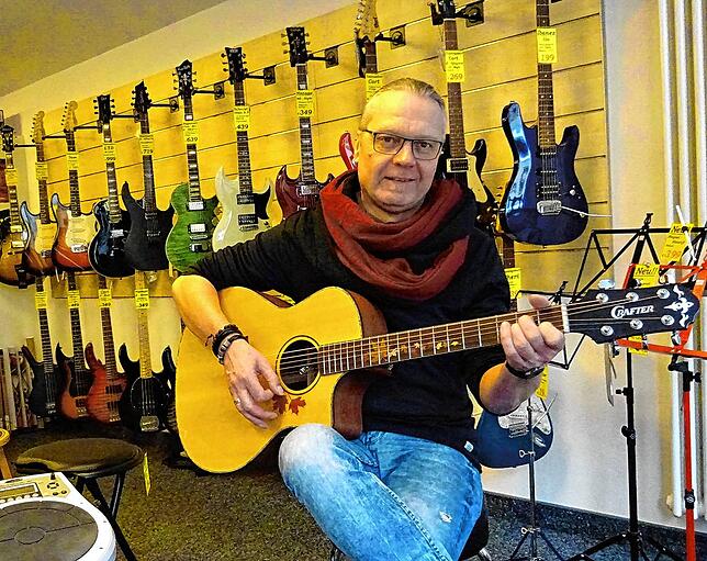 Patrick Ziegler betreibt in der Innenstadt das Musikfachgeschäft Guitarra: Wenn er schließen muss, fehlen die Einnahmen, aber die ...