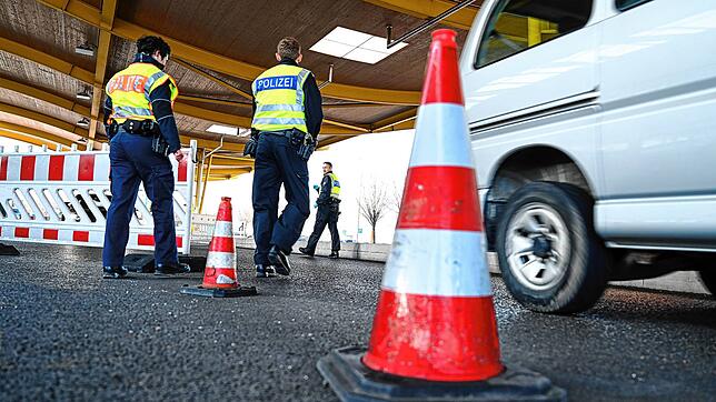 Zollbeamte kontrollieren an der deutsch-schweizerischen Grenze Fahrzeuge. Symbolbild: Felix Kästle/dpa