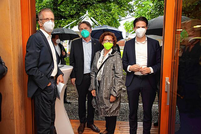 Wenn auch maskiert dies nicht erkennbar wird: (von links) Andreas Graf von Luckner vom Vorstand der Genossenschaft, Sozialminister ...