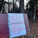 An einer Ruhebank am Wald am südlichen Laible: Protest gegen Natur-Rowdys.