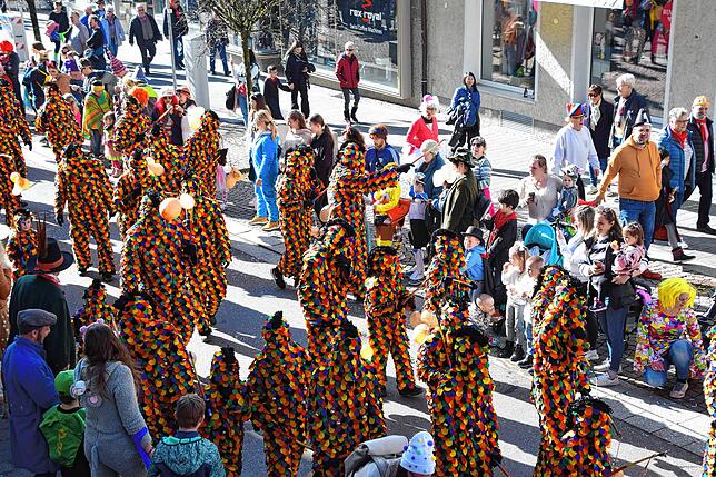 Bild 8: Bilder vom Kindernarrenbaum-Umzug in der Hauptstraße in Stockach
