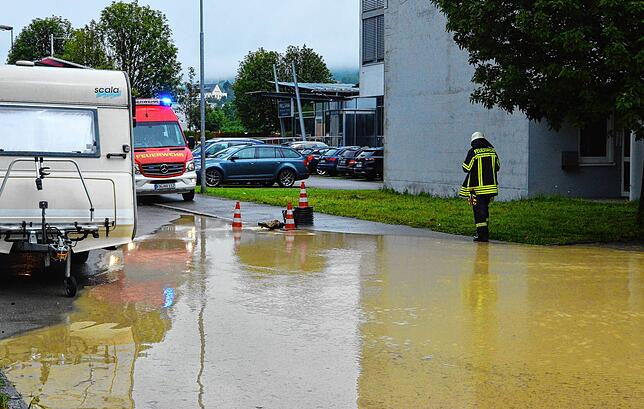 Bild 10: Bilder vom Unwetter in Markdorf: Evakuierung des Campingplatzes