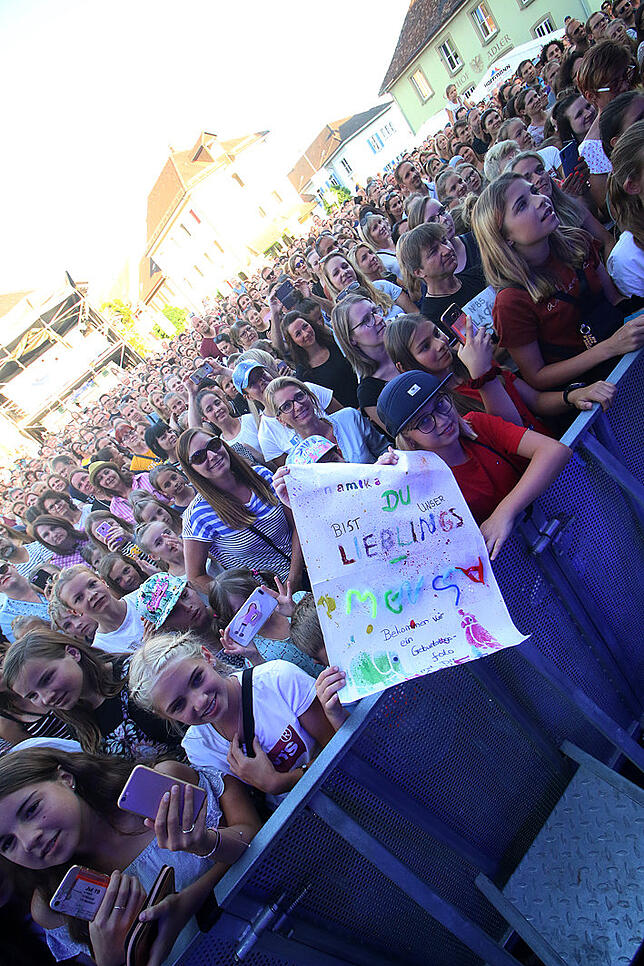 Bild 18: Namika begeistert 1800 Fans in Markdorf. Wir haben alle Bilder