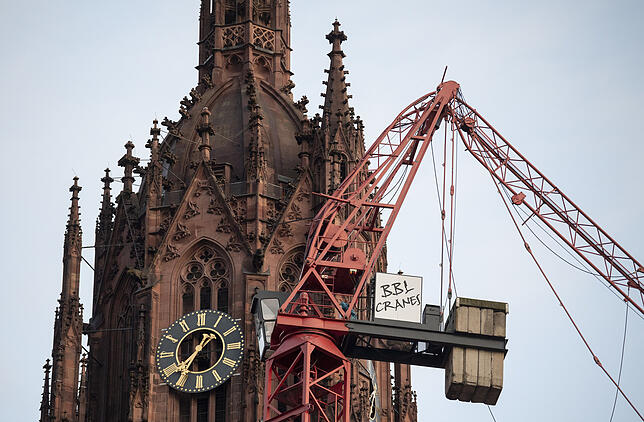 Der abgeknickte Ausleger eines Baukrans steckt im Dach des Frankfurter Doms.