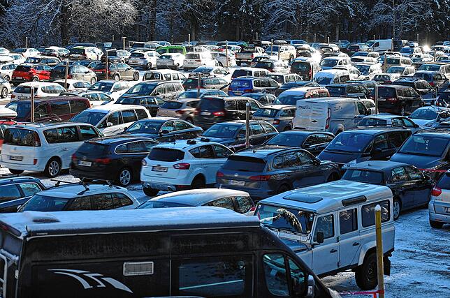 Fahrzeuge sind auf einem Parkplatz am Kasberg abgestellt. Am Wochenende gab es bei strahlendem Sonnenschein teils so große ...