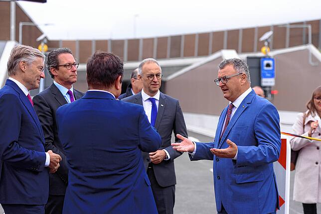 Politik, Verwaltung und Privatwirtschaft: In den führenden Positionen sind Männer meist unter sich wie hier bei der Tunneleröffnung der ...
