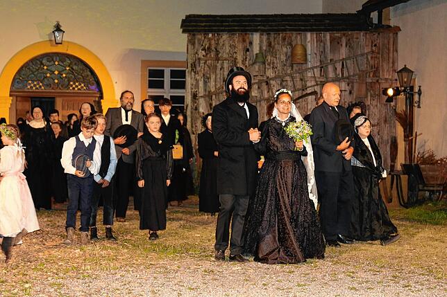 Nach über einem Jahrzehnt wird endlich geheiratet, in Riedern, nur standesamtlich, denn die „Unschuld“ beider kann nicht ...