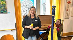 Stefanie Feiß (von links) und Dorothea Hauser eröffneten die Kunstausstellung. Einrichtungsleiterin Feiß freut sich über den gelungenen ...