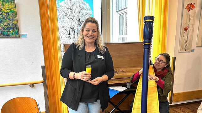 Stefanie Feiß (von links) und Dorothea Hauser eröffneten die Kunstausstellung. Einrichtungsleiterin Feiß freut sich über den gelungenen ...