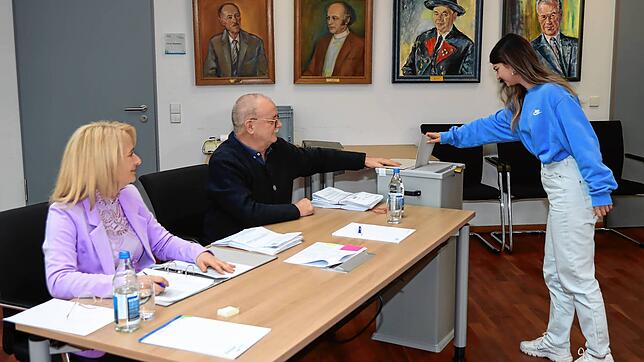 Im Ratssaal des Unterkirnacher Rathauses, mit den Gemälden der Ehrenbürger an der Wand, wirft Monika Hoffmann (rechts) bei den ...