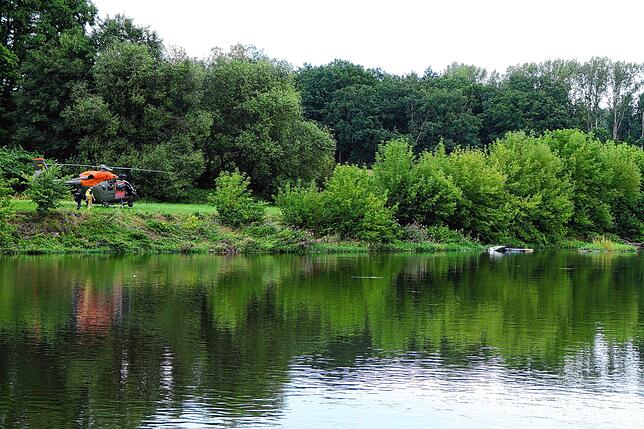 Ein Helikopter ist in der Nähe von Grimma in Sachsen in einen Fluss gestürzt.
