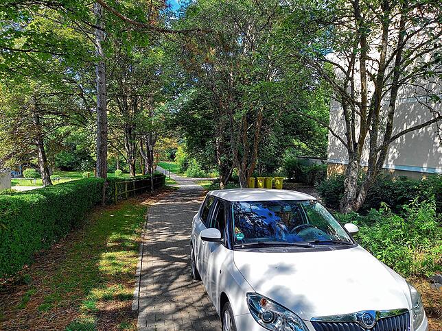Über diesen Fuß- und Radweg durch die Grünanlage am Steppach müssen jetzt die Anlieger des Villinger Adlerrings mit ihren Autos fahren. ...