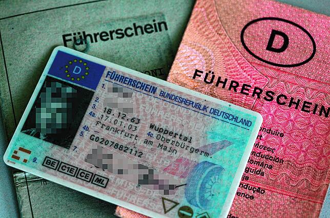 Drei Führerscheine verschiedener Generationen liegen auf dem Tisch. Die seit 2013 gültigen EU-einheitlichen Führerscheine werden immer ...