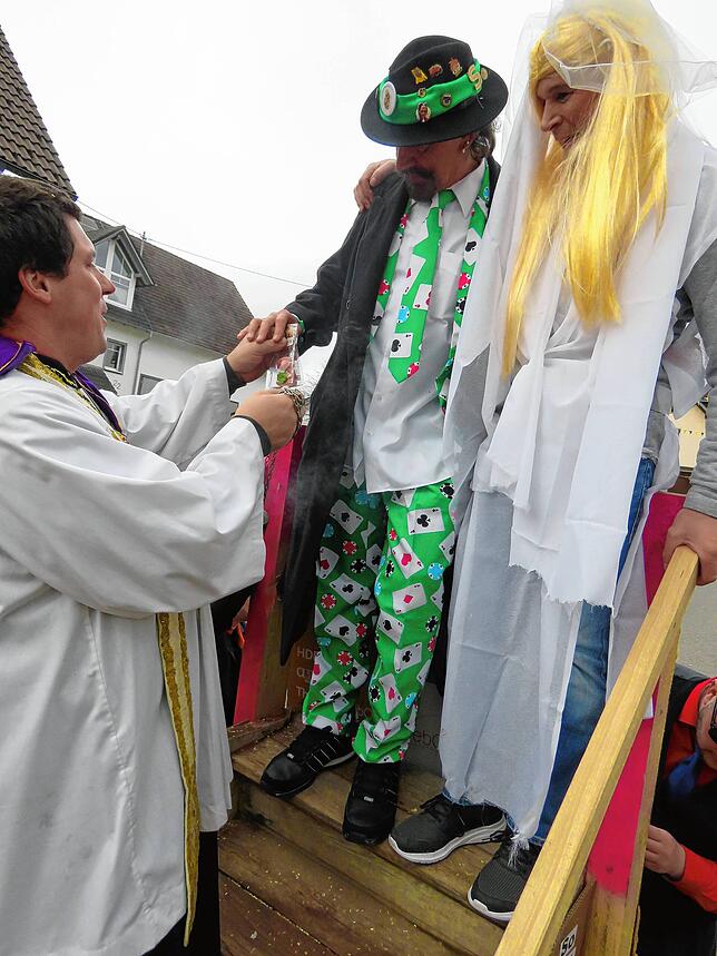 Auch heiraten kann man am Rosenmontag in Brigachtal: Hier Tennisstar Herbert Hirt und Alexandra(er) Schleicher. Der Pfarrer (Frank ...