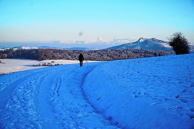 Wandern – egal ob mit Schnee wie hier im November oder ohne Schnee – lohnt sich rund um den Wannenberg mit Blick auf den Hohenstoffel.