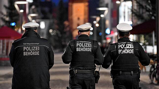 Mitarbeiter des Kommunalen Ordnungsdienstes der Stadt im Einsatz, hier ein Archivbild. Am Samstag schritten sie in der Färberstraße ein.