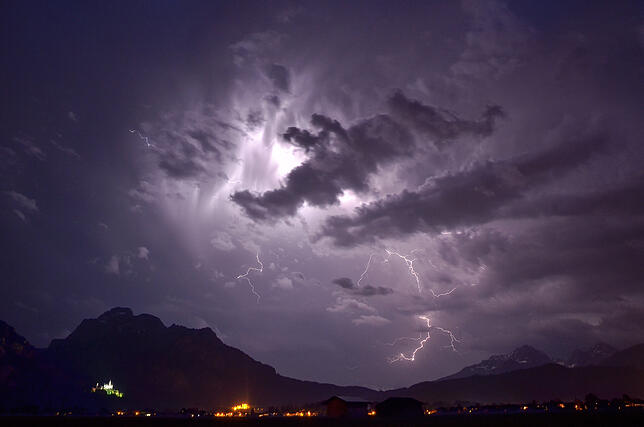 Zieht beim Wandern in den Bergen ein Gewitter auf, ist höchste Vorsicht geboten.