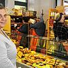 Im Tafelladen auf dem Heinrich-Weber-Platz werden neu gelieferte Waren in die Regale sortiert: Melanie Petsch (links) hat als ...