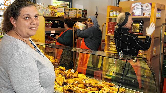 Im Tafelladen auf dem Heinrich-Weber-Platz werden neu gelieferte Waren in die Regale sortiert: Melanie Petsch (links) hat als ...