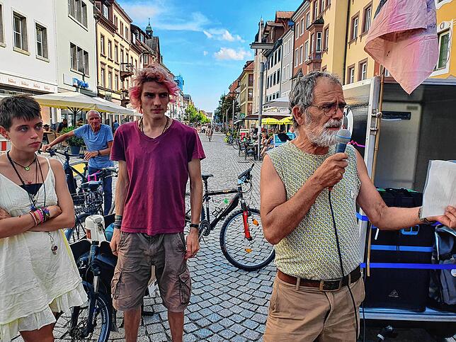 Das Umweltschutz-Ziel verbindet die Generationen- hier Peter Sachse aus dem Villinger Haslach am Mikrofon.