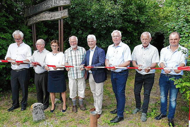Feierliche Eröffnung des Gehölzirrgartens, von links: Karsten Engelmann (Landratsamt Sigmaringen), Oskar Hahn, Sabine Kurtz, Jürgen ...